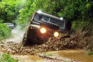 Armada Land Rover untuk paket offroad Ciwidey Rancabali melintasi perkebunan teh.